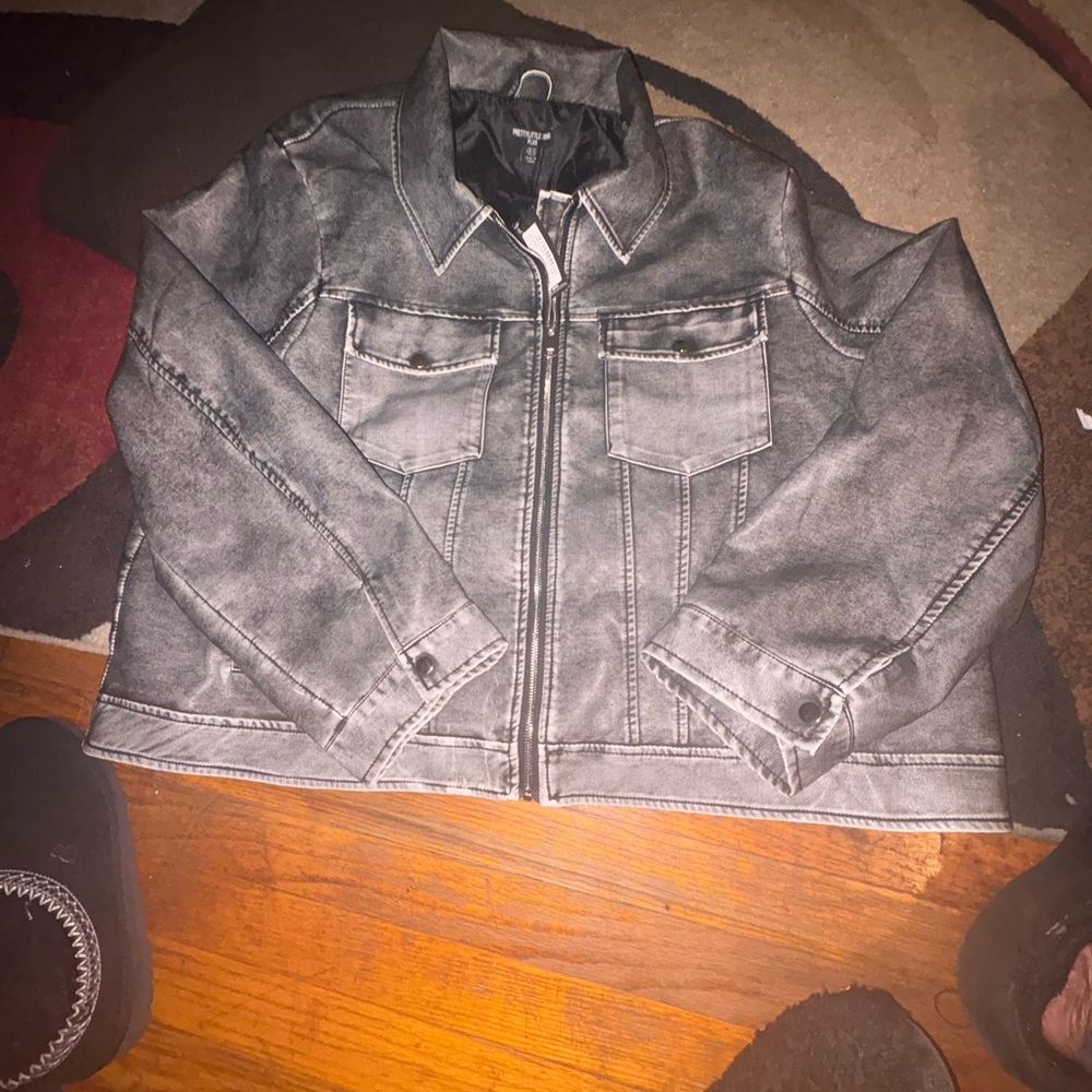 Women's plus size faux leather denim wash jacket
Size 22
Pretty Little Thing
$25